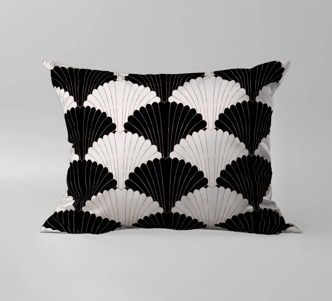 Art Déco in bianco e nero con riflessi dorati cuscino da CalliLetters