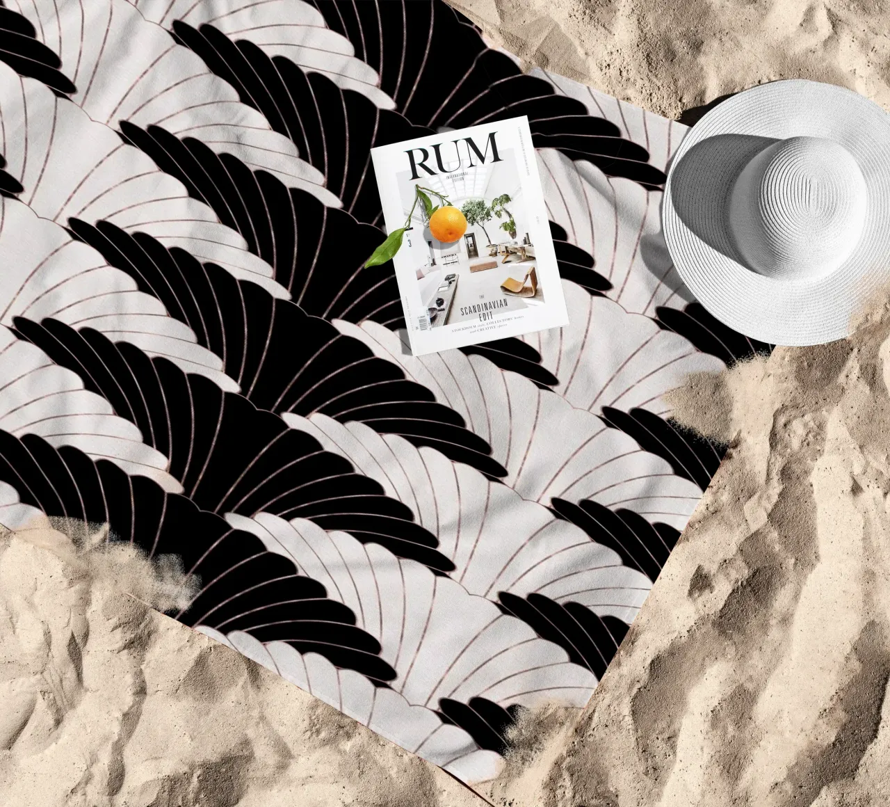 Art Déco in bianco e nero con riflessi dorati telo mare da CalliLetters