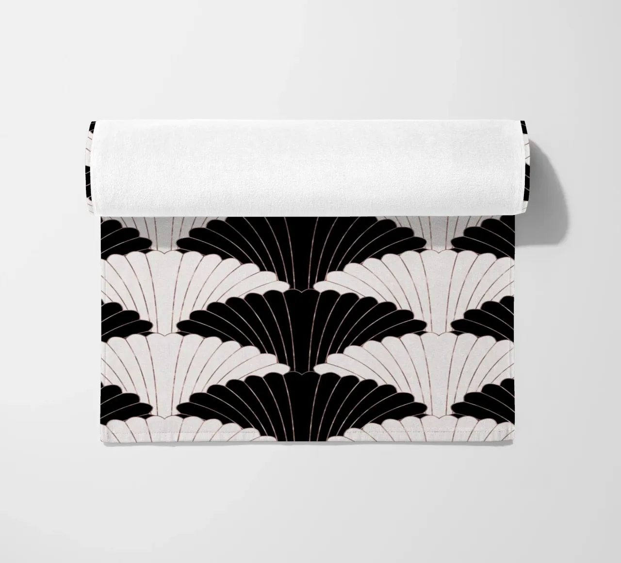 Art Déco in bianco e nero con riflessi dorati telo mare da CalliLetters