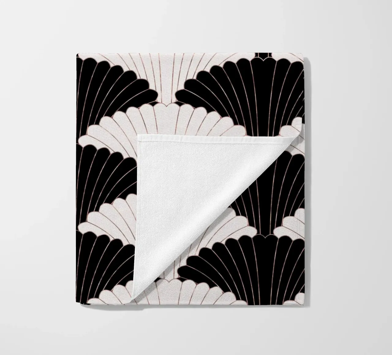 Art Déco in bianco e nero con riflessi dorati telo mare da CalliLetters