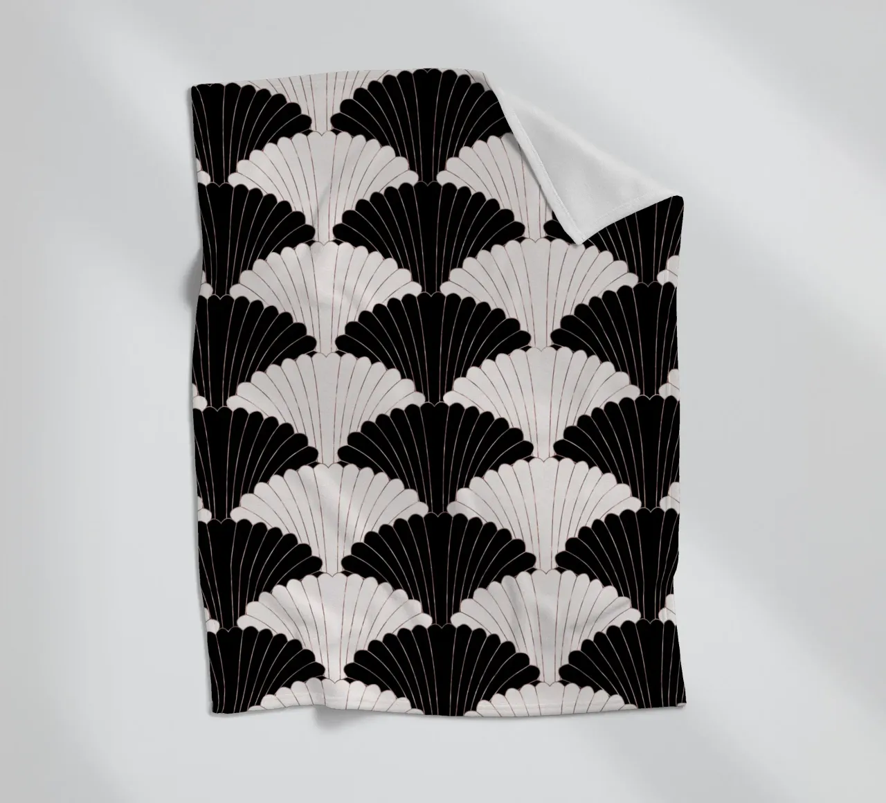 Art Déco in bianco e nero con riflessi dorati coperta in pile da CalliLetters