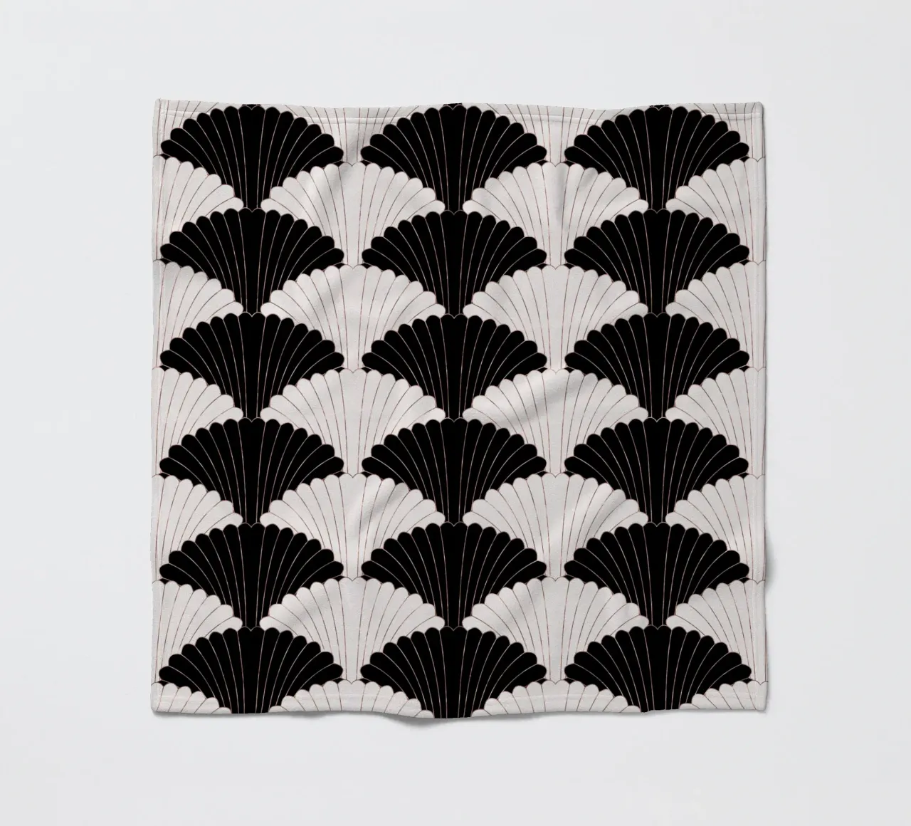 Art Déco in bianco e nero con riflessi dorati coperta in pile da CalliLetters