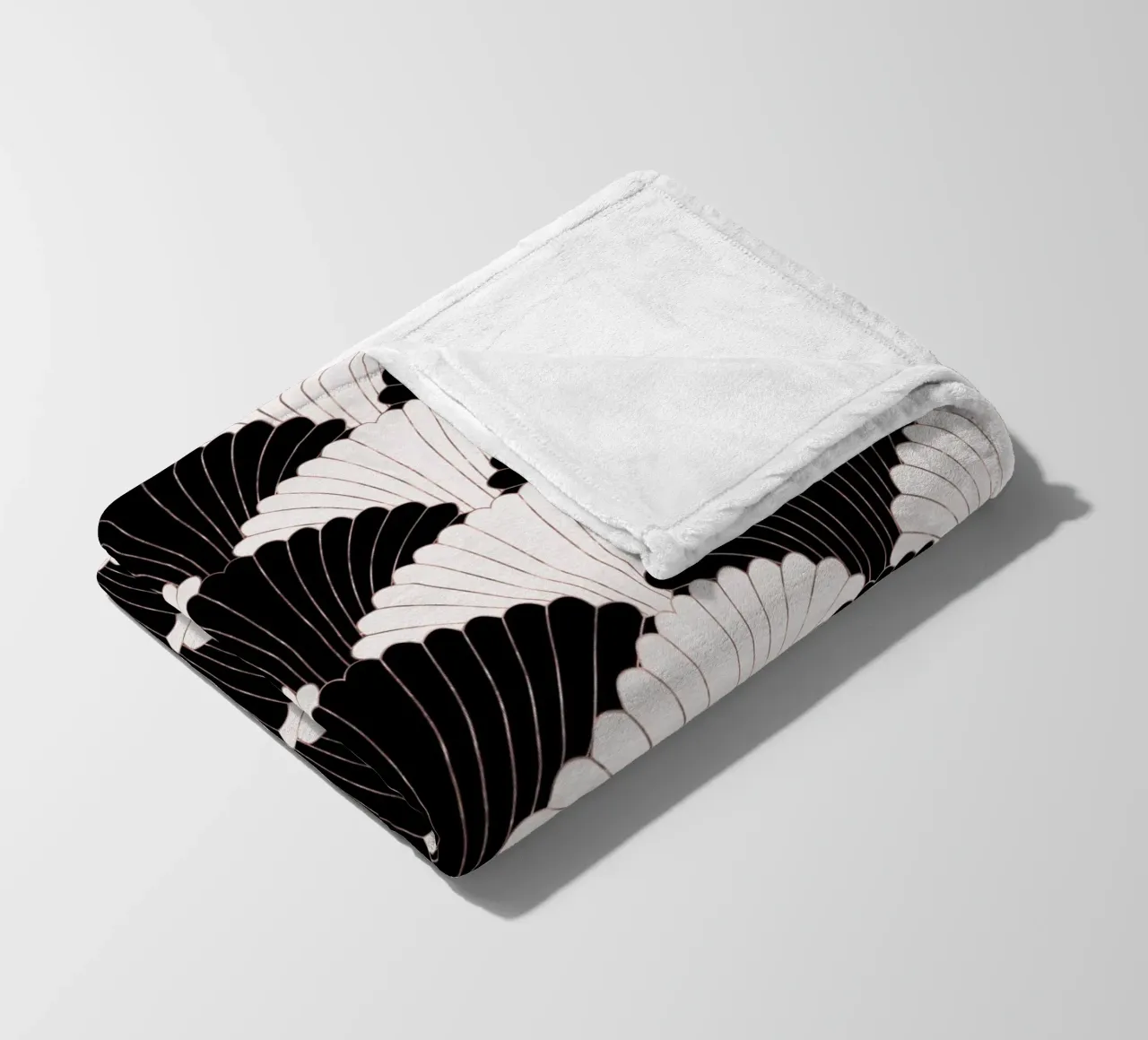 Art Déco in bianco e nero con riflessi dorati coperta in pile da CalliLetters