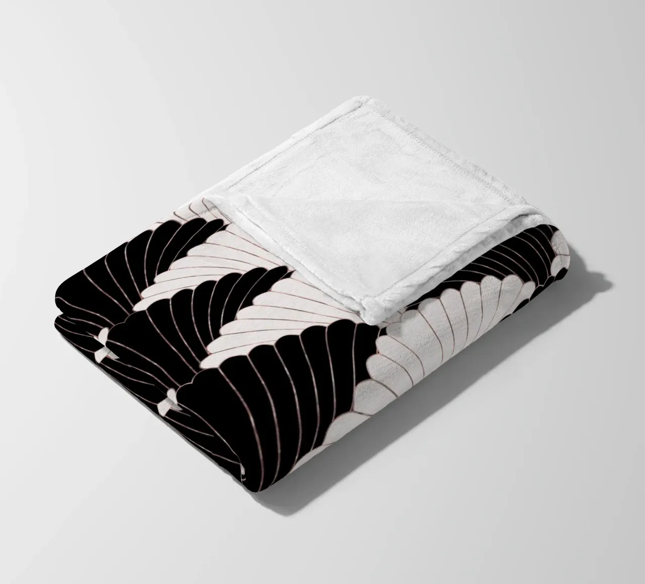 Art Déco in bianco e nero con riflessi dorati coperta in pile da CalliLetters