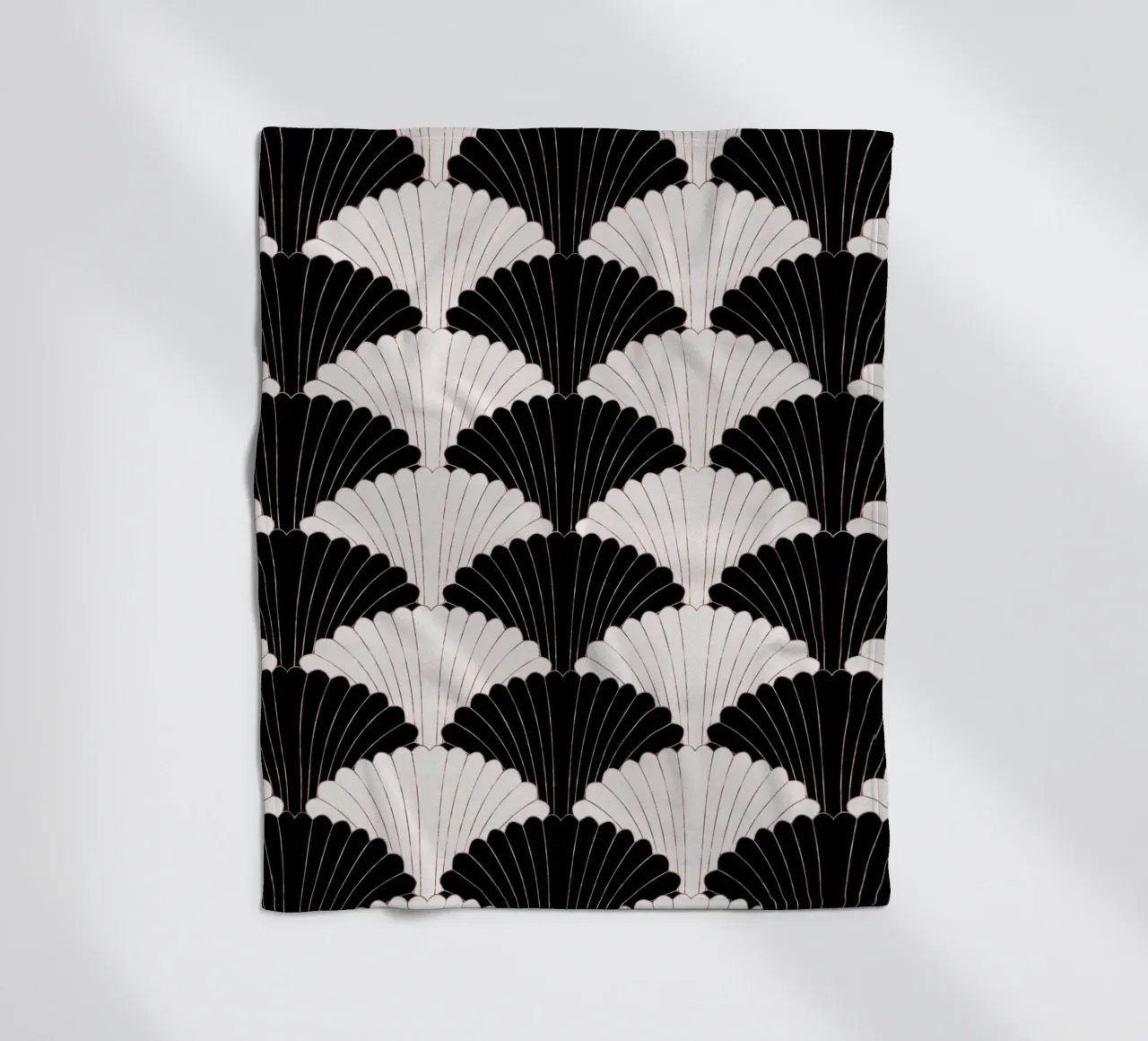 Art Déco in bianco e nero con riflessi dorati coperta in pile da CalliLetters