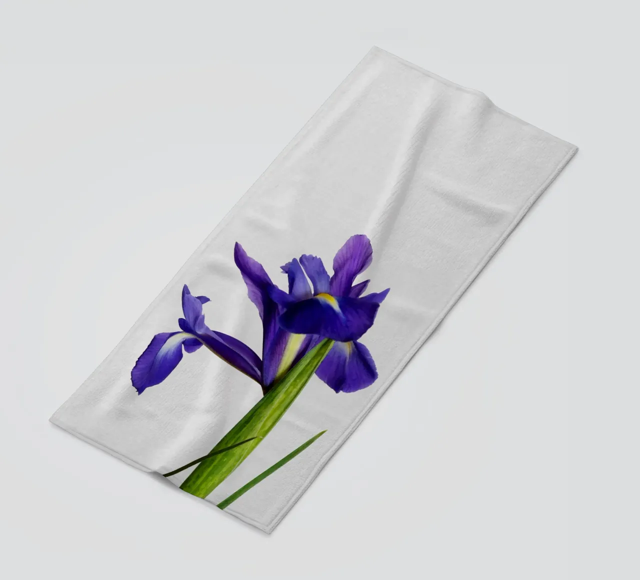 Iris-Stillleben Strandtuch von Orara Studio