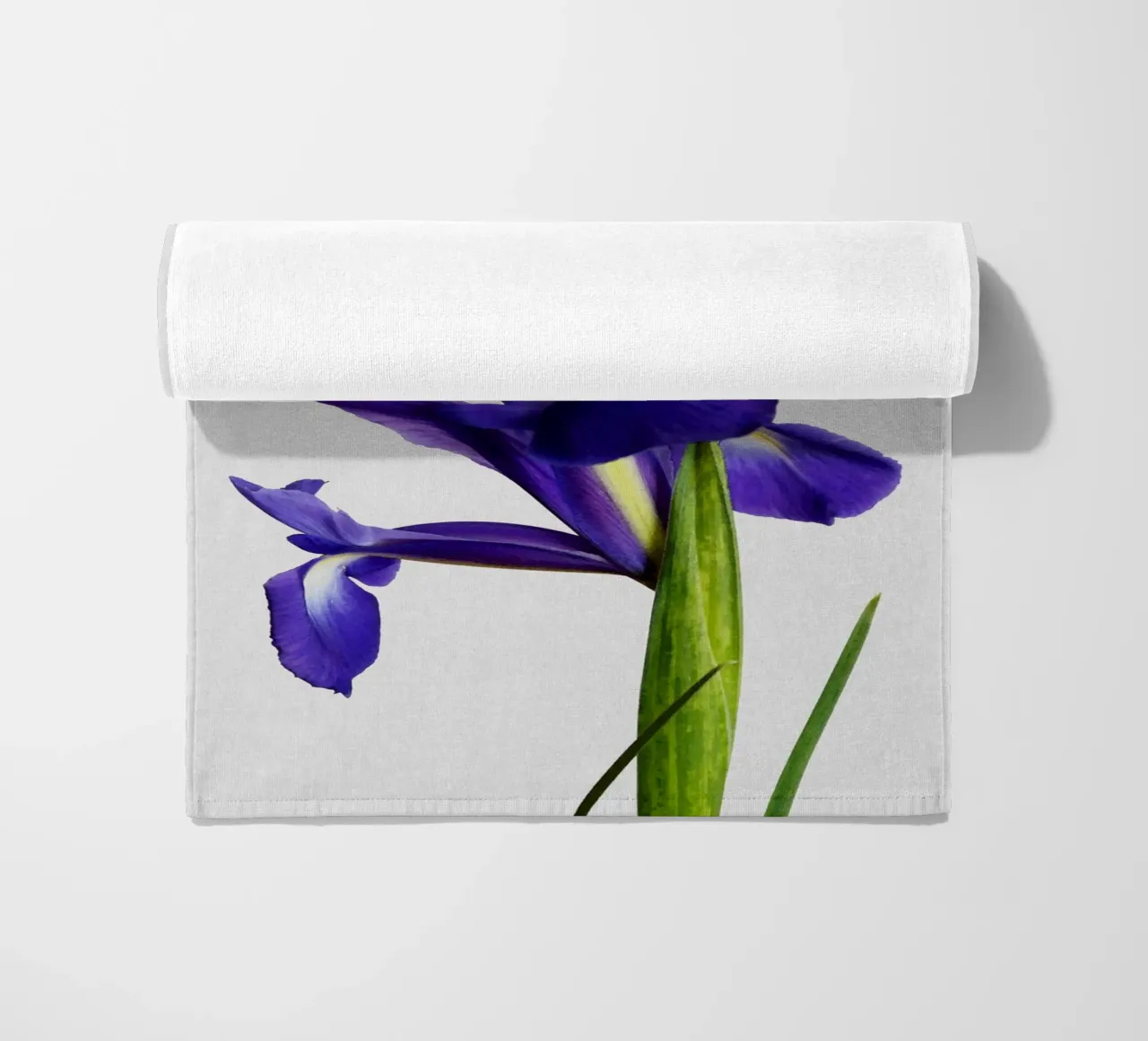 Iris-Stillleben Strandtuch von Orara Studio