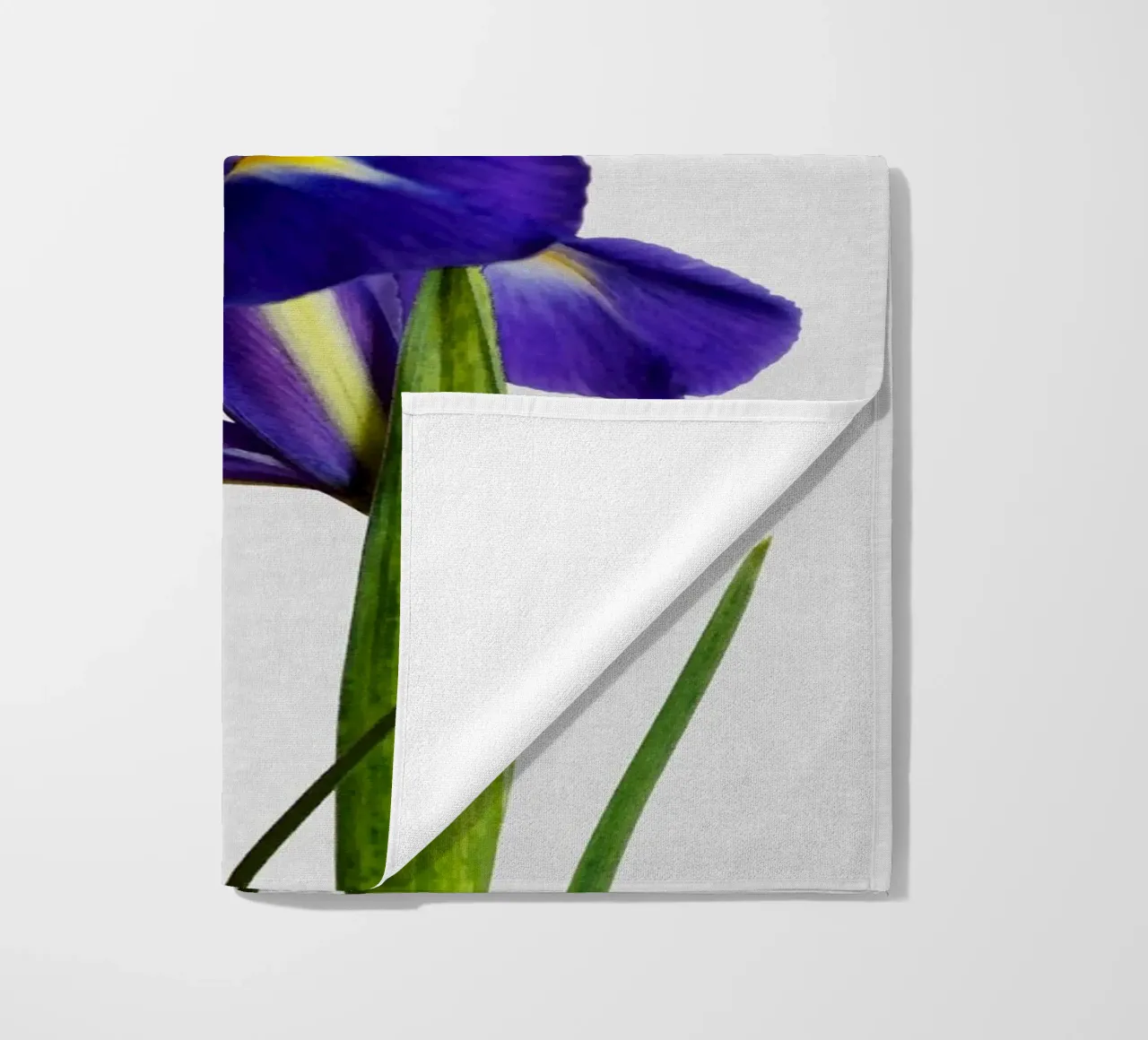 Iris-Stillleben Strandtuch von Orara Studio