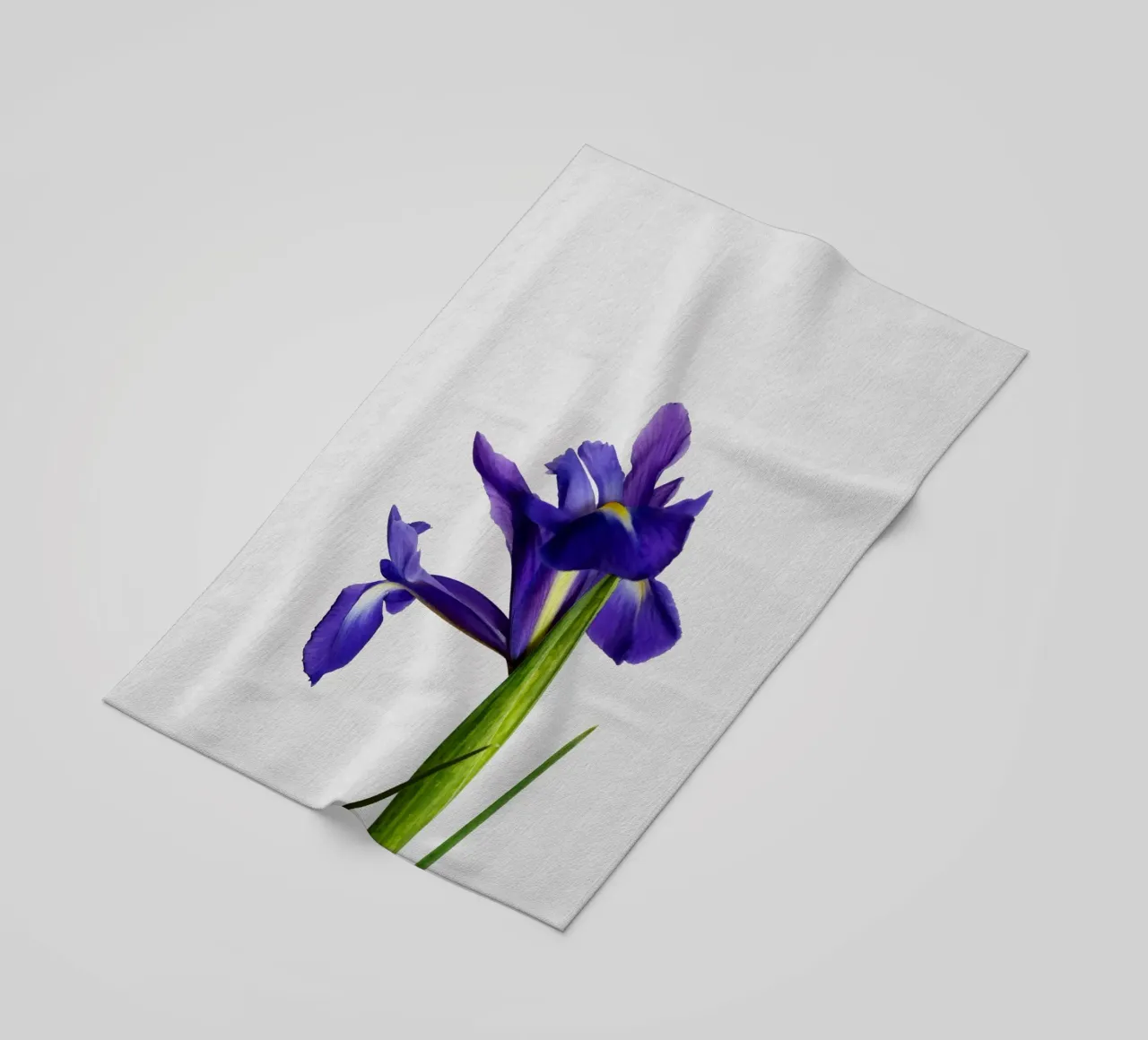 Iris-Stillleben Strandtuch von Orara Studio