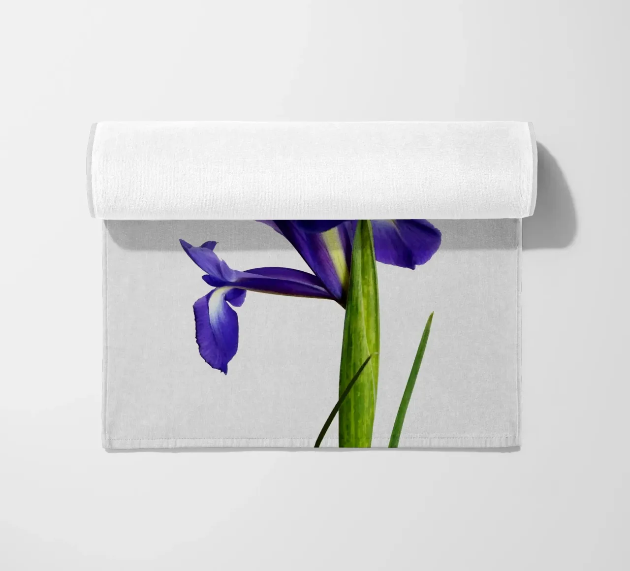 Iris-Stillleben Strandtuch von Orara Studio