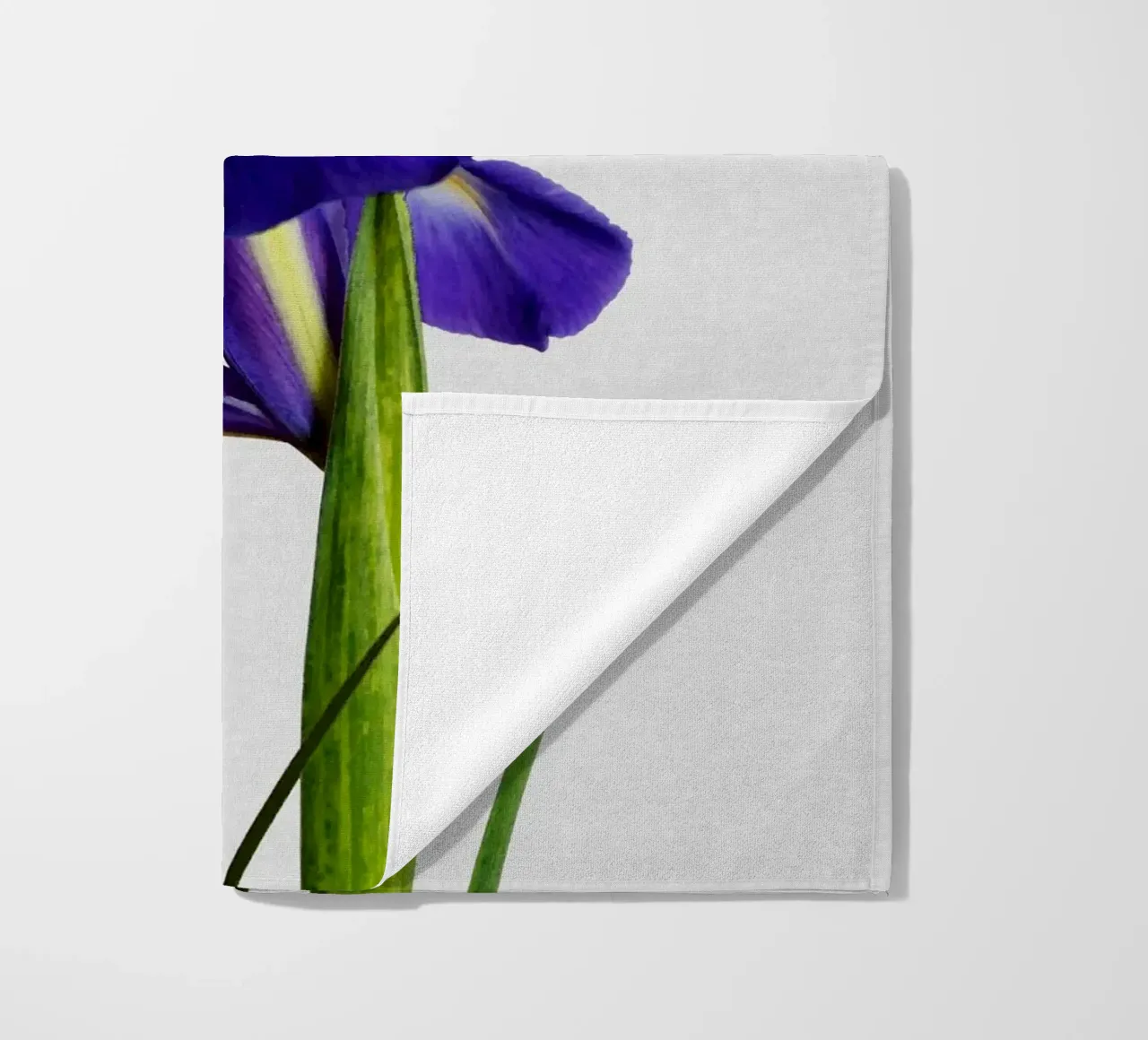 Iris-Stillleben Strandtuch von Orara Studio
