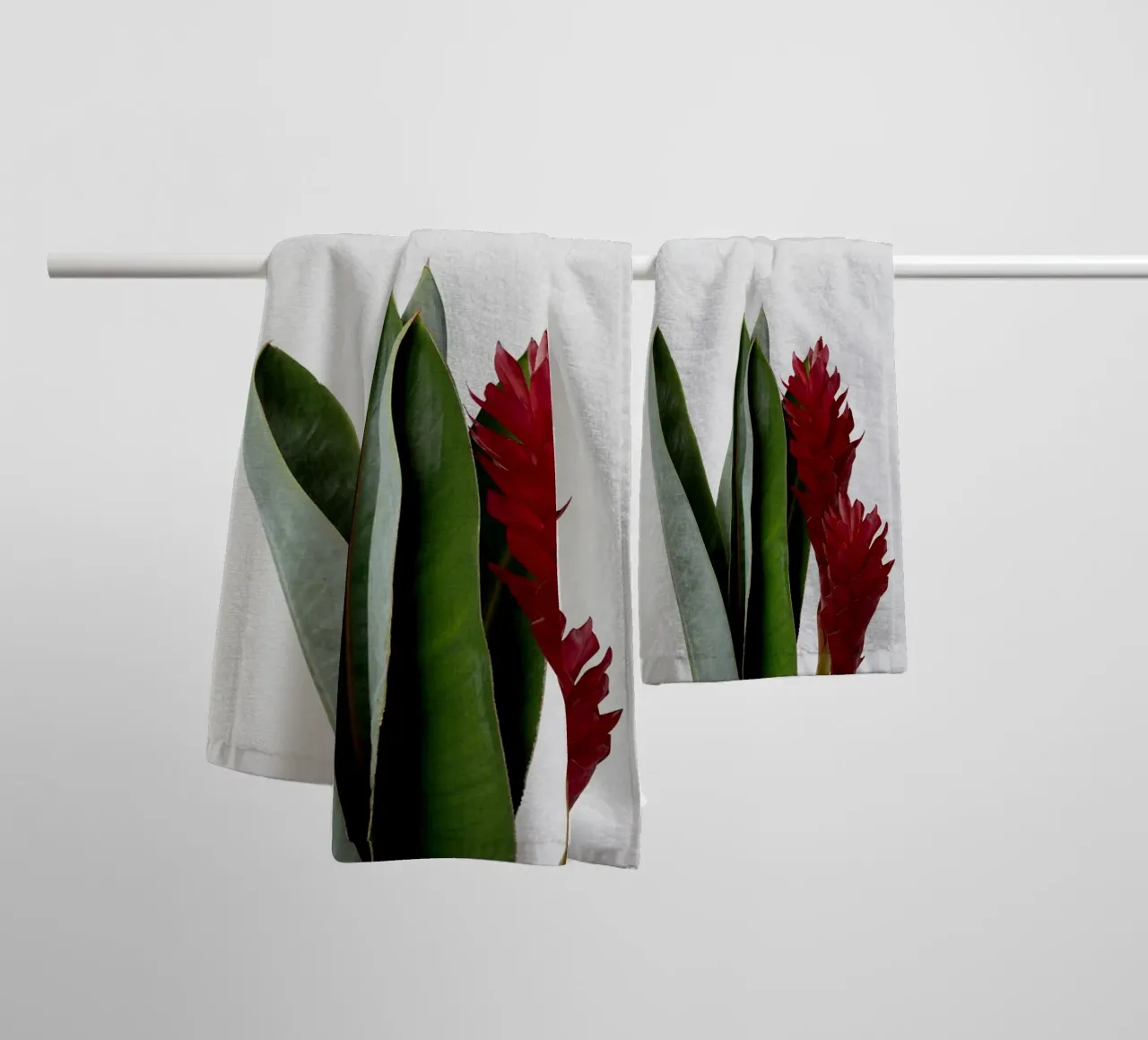 Fiore rosso asciugamano da bagno da Orara Studio