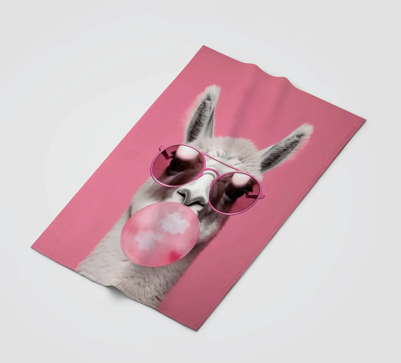 Lama con gomma da masticare coperta in pile da Emil Art Studio