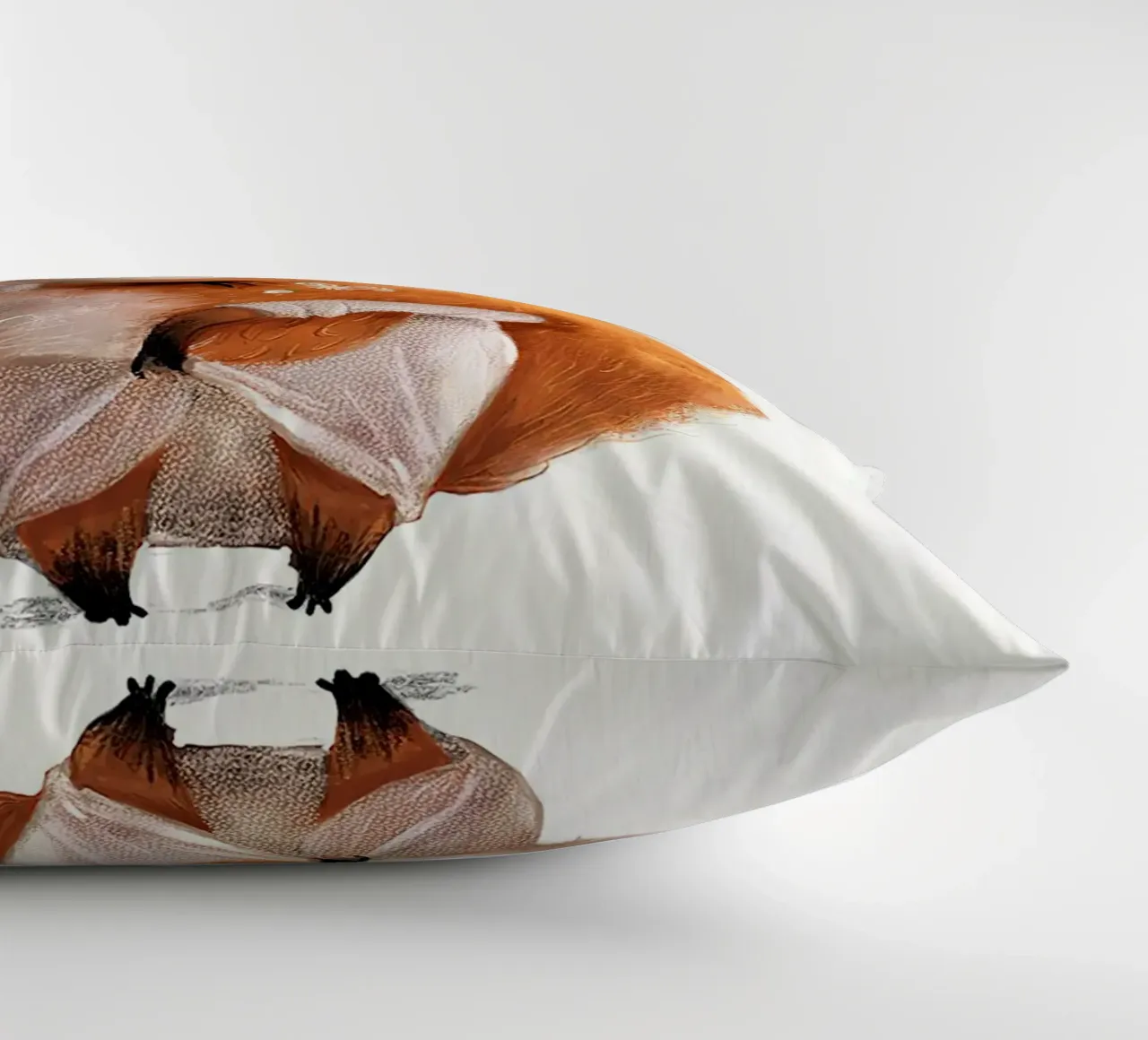 Volpe con coda folta cuscino da Emil Art Studio