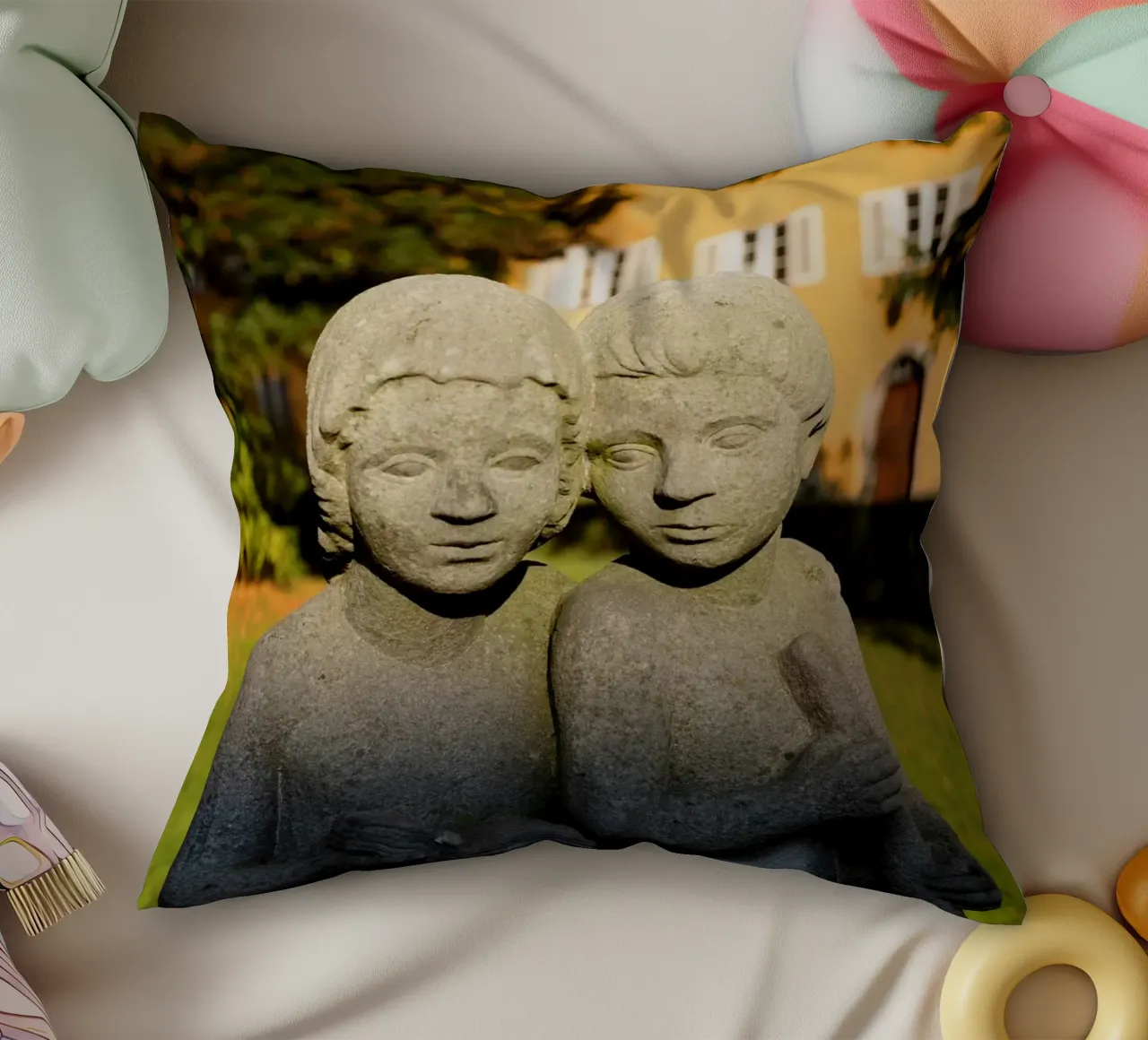 Due statue di bambini nel Borstei di Monaco di Baviera cuscino da Borstei München