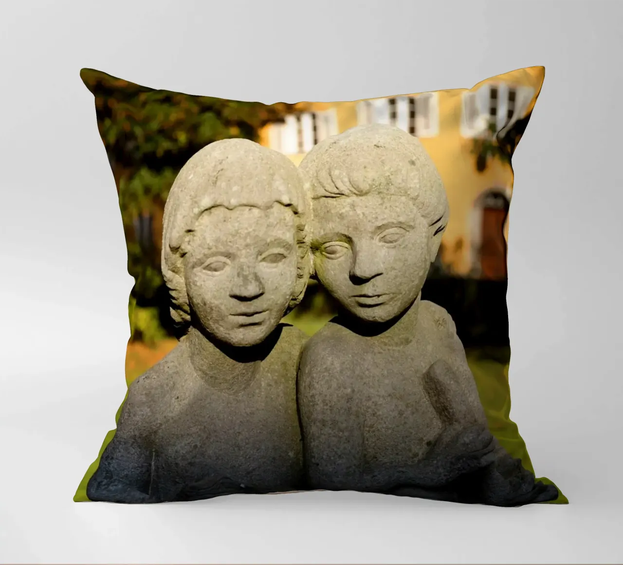Due statue di bambini nel Borstei di Monaco di Baviera cuscino da Borstei München