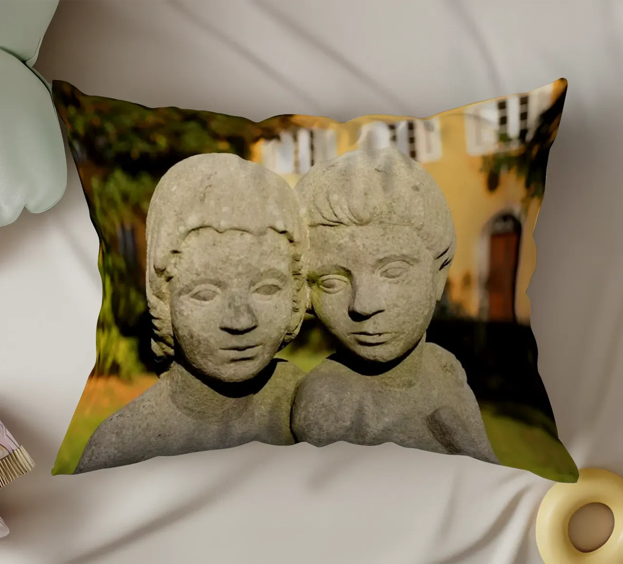 Due statue di bambini nel Borstei di Monaco di Baviera cuscino da Borstei München
