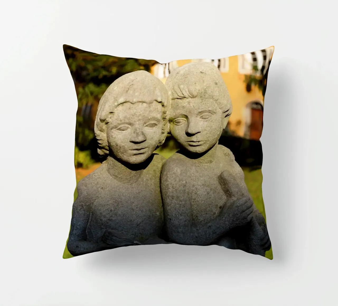 Due statue di bambini nel Borstei di Monaco di Baviera cuscino da Borstei München