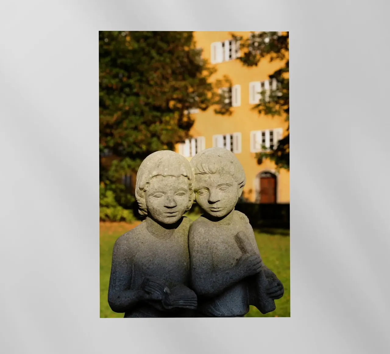 Due statue di bambini nel Borstei di Monaco di Baviera pellicola backlit da Borstei München