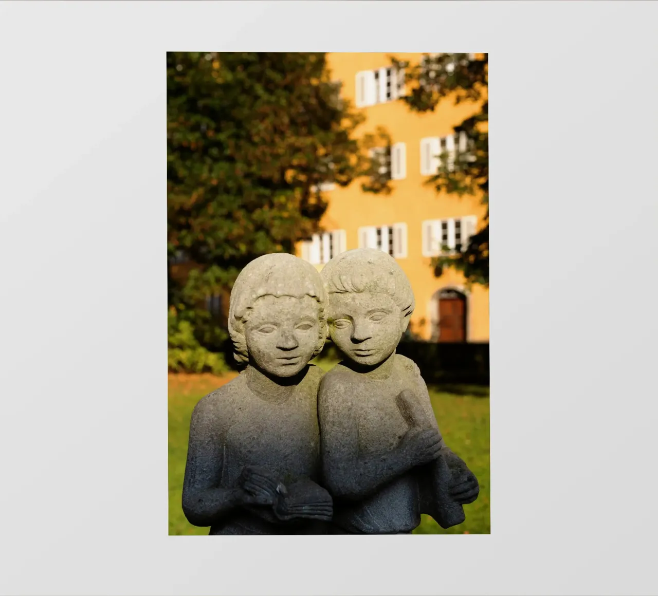 Due statue di bambini nel Borstei di Monaco di Baviera pellicola backlit da Borstei München
