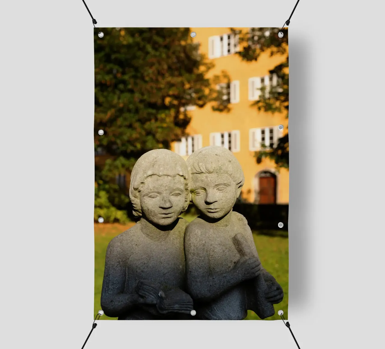 Due statue di bambini nel Borstei di Monaco di Baviera telo in pvc da Borstei München