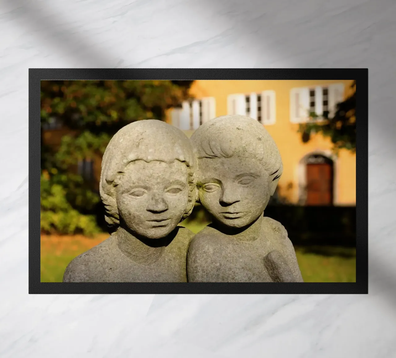 Due statue di bambini nel Borstei di Monaco di Baviera zerbino da Borstei München