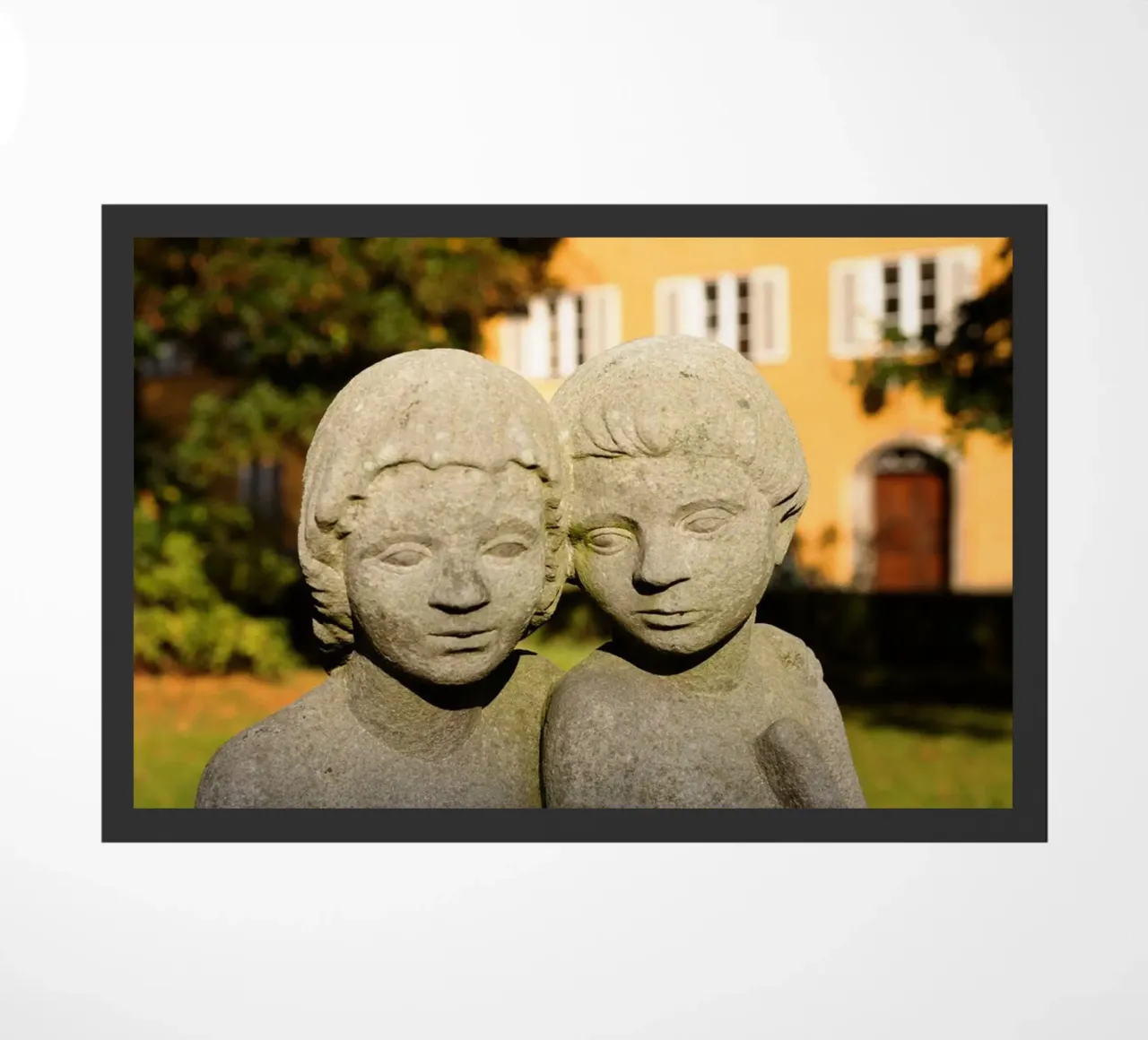 Due statue di bambini nel Borstei di Monaco di Baviera zerbino da Borstei München