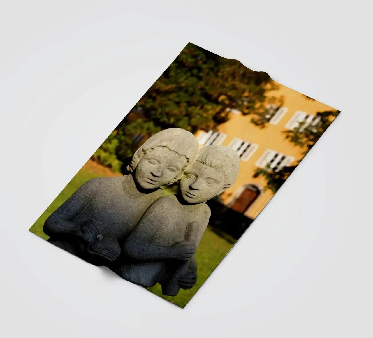 Due statue di bambini nel Borstei di Monaco di Baviera coperta in pile da Borstei München