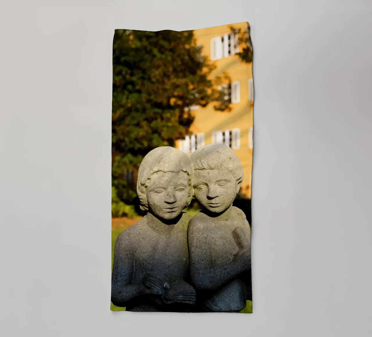 Due statue di bambini nel Borstei di Monaco di Baviera asciugamano da bagno da Borstei München