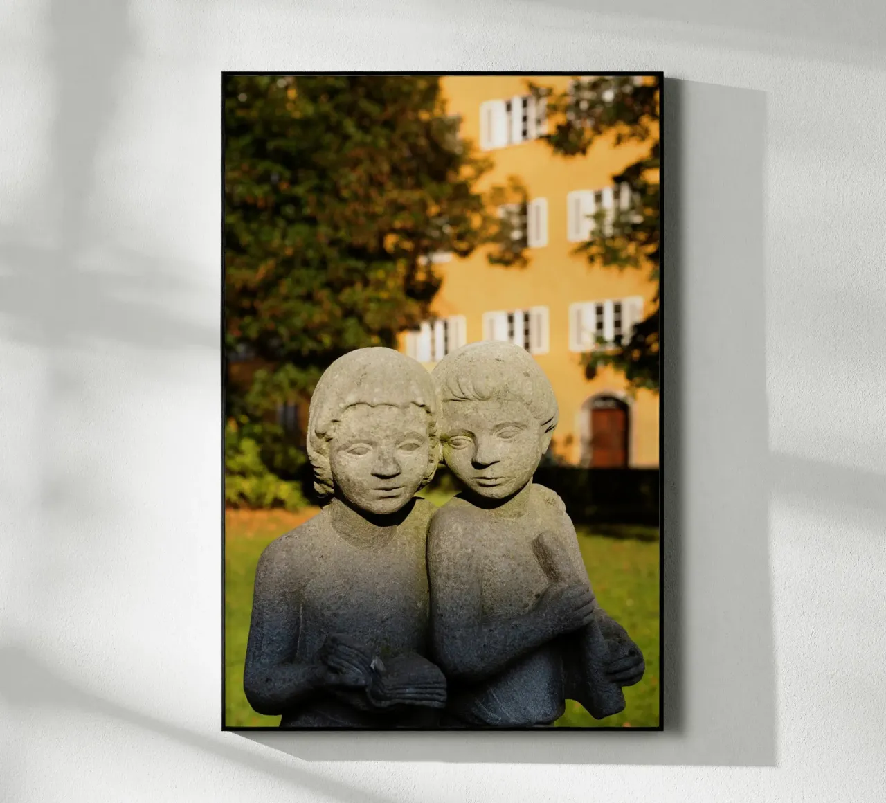 Due statue di bambini nel Borstei di Monaco di Baviera plexiglass da Borstei München