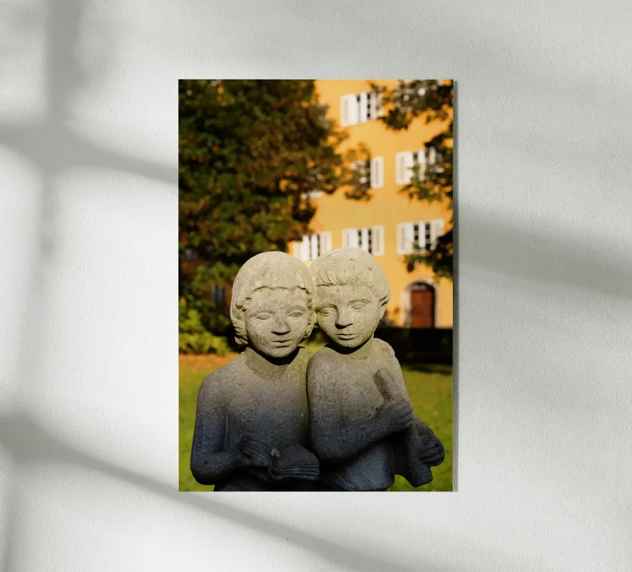 Due statue di bambini nel Borstei di Monaco di Baviera plexiglass da Borstei München