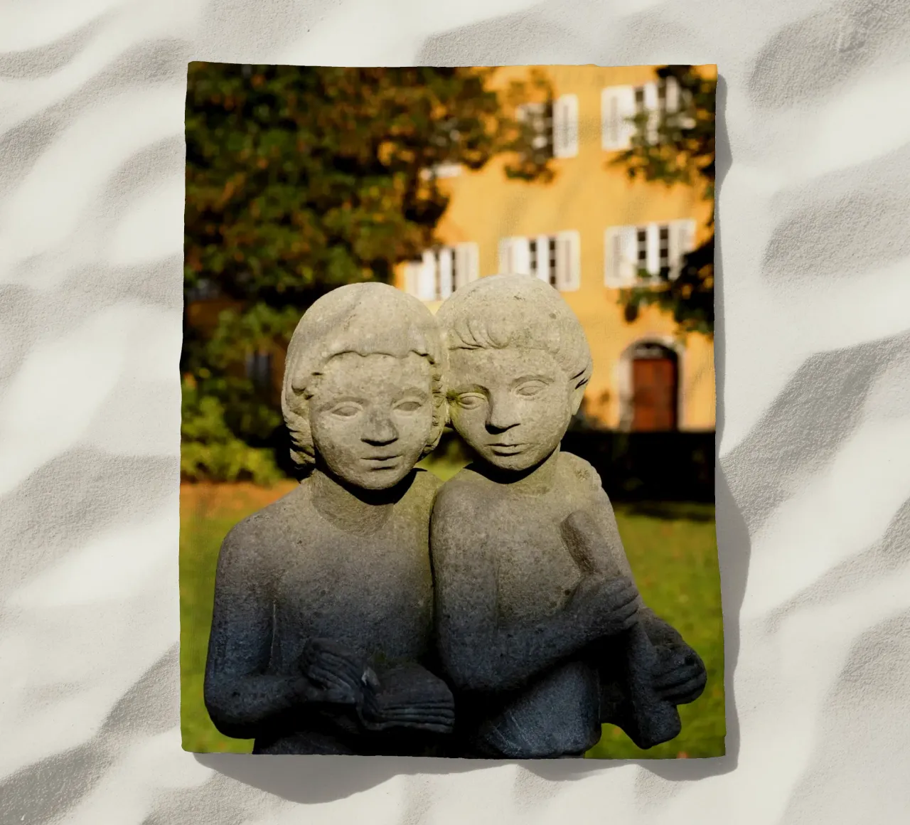 Due statue di bambini nel Borstei di Monaco di Baviera telo mare da Borstei München
