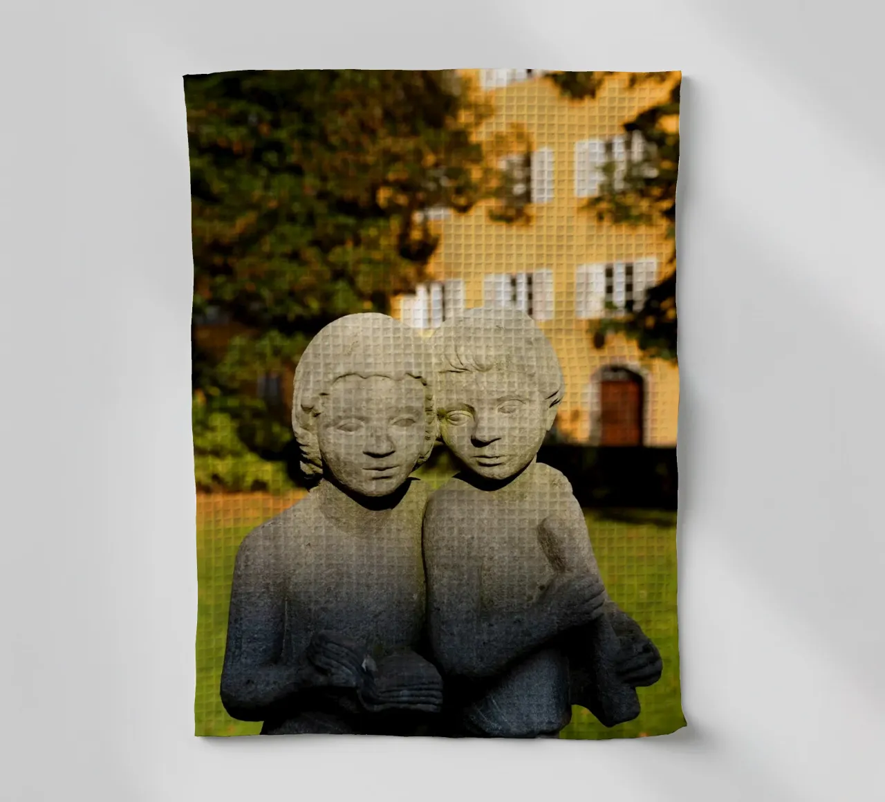 Due statue di bambini nel Borstei di Monaco di Baviera canovaccio da cucina da Borstei München