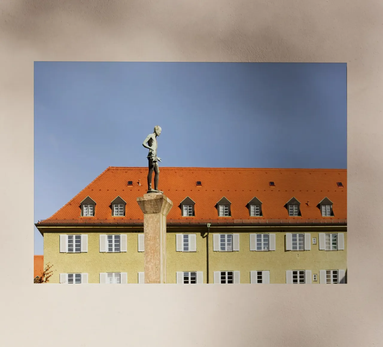 Statua nel quartiere Borstei, Monaco di Baviera pellicola backlit da Borstei München