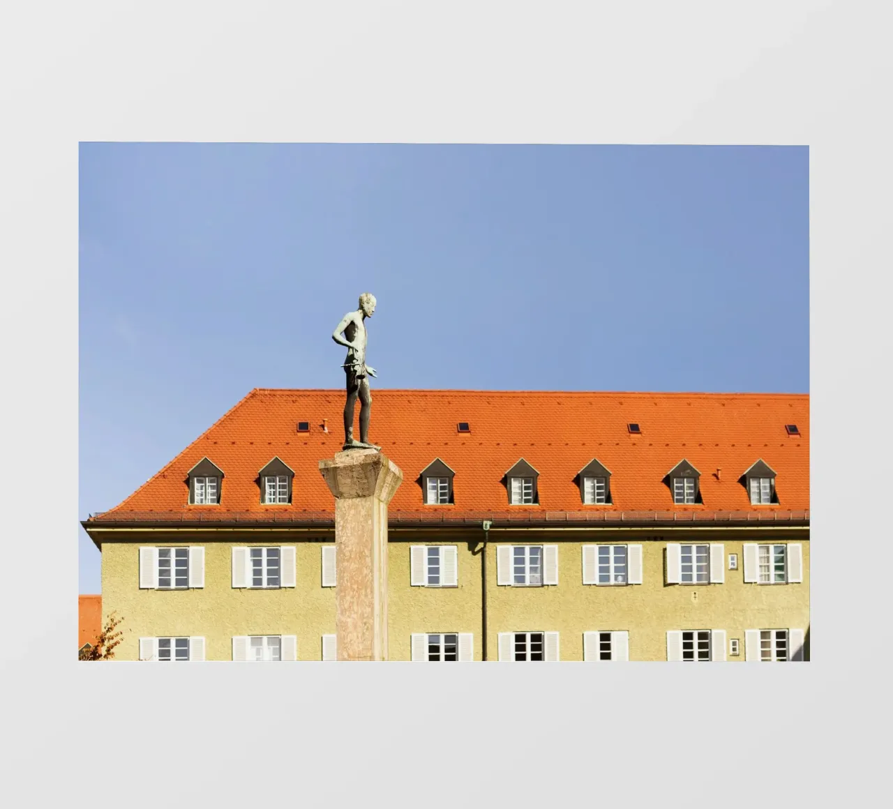 Statua nel quartiere Borstei, Monaco di Baviera pellicola backlit da Borstei München