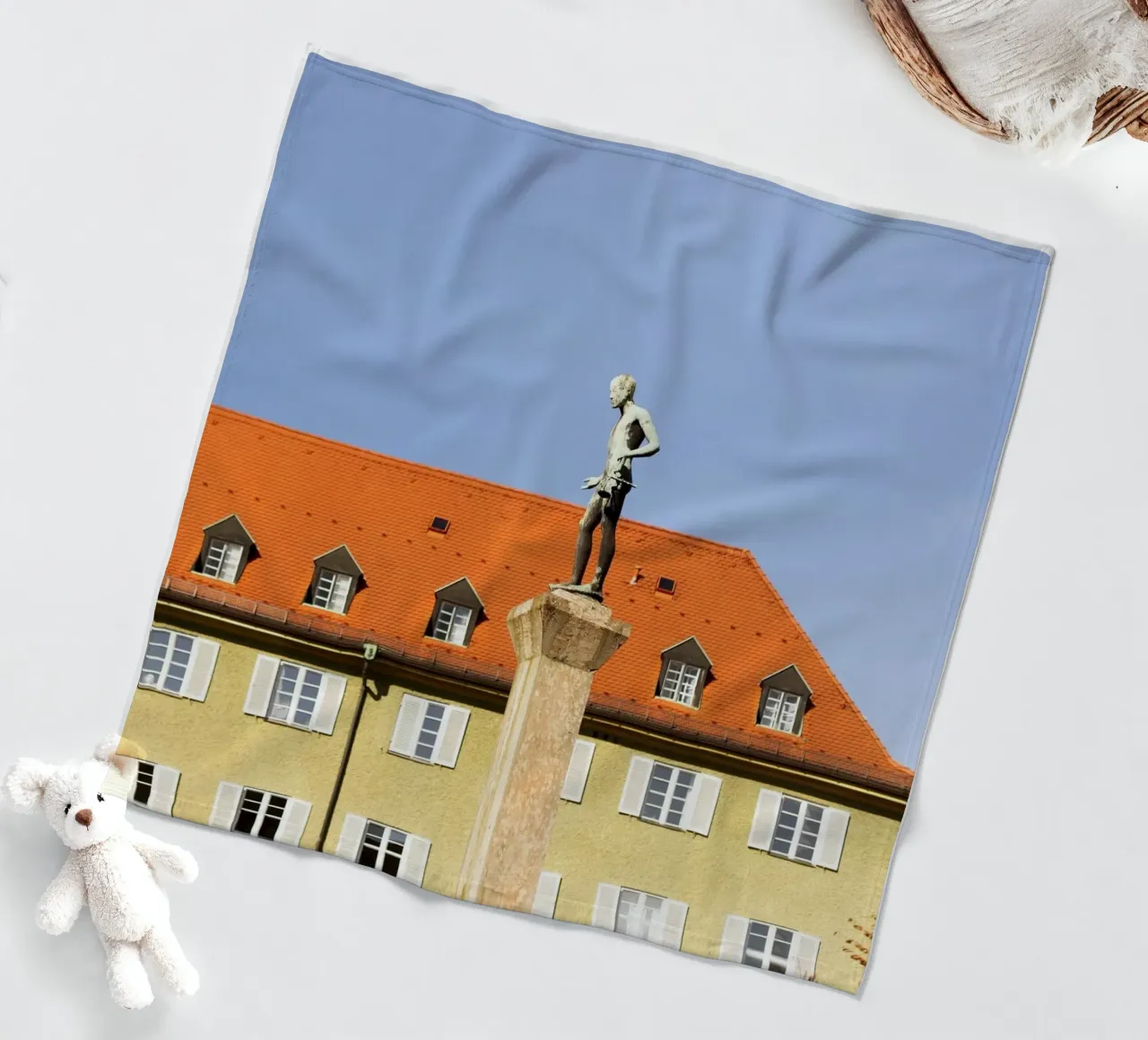 Statua nel quartiere Borstei, Monaco di Baviera coperta in pile da Borstei München