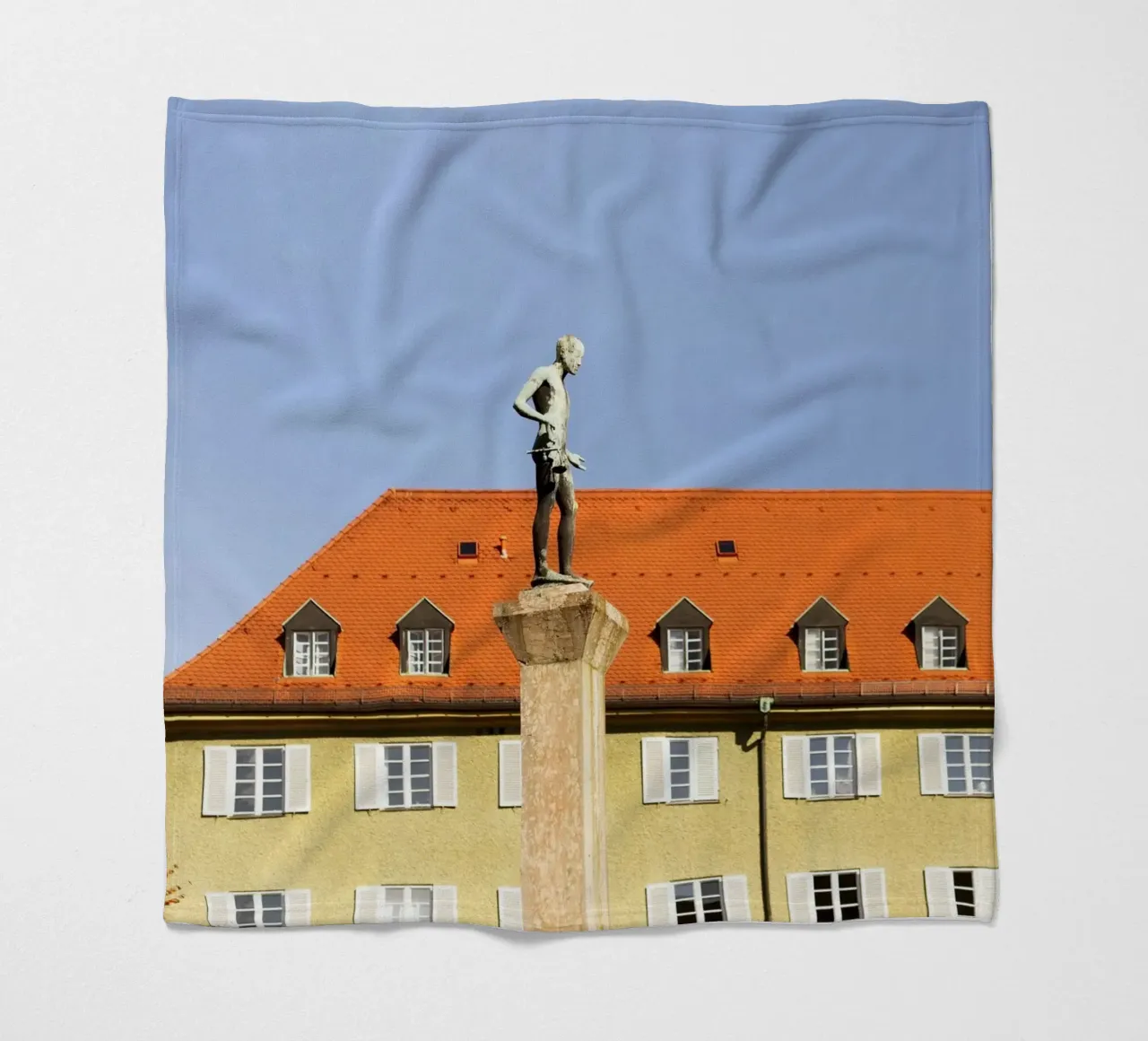 Statua nel quartiere Borstei, Monaco di Baviera coperta in pile da Borstei München