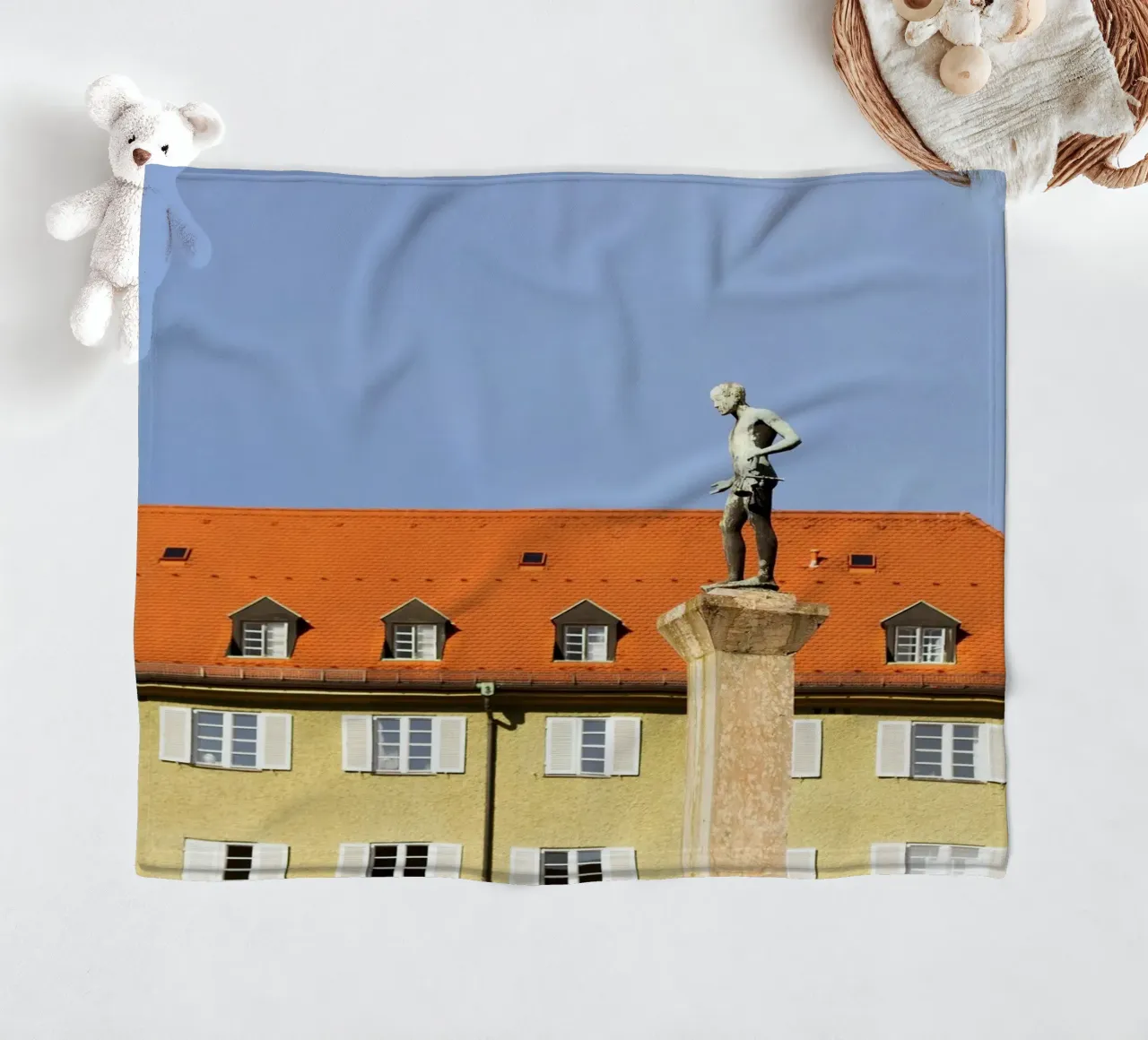 Statua nel quartiere Borstei, Monaco di Baviera coperta in pile da Borstei München