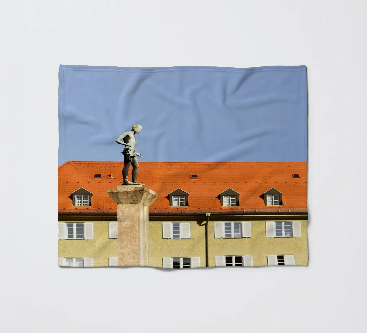 Statua nel quartiere Borstei, Monaco di Baviera coperta in pile da Borstei München