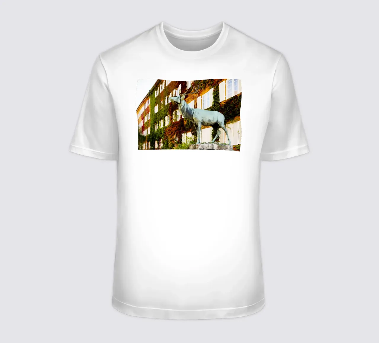 Statua del cervo nel quartiere Borstei di Monaco di Baviera t-shirt da Borstei München