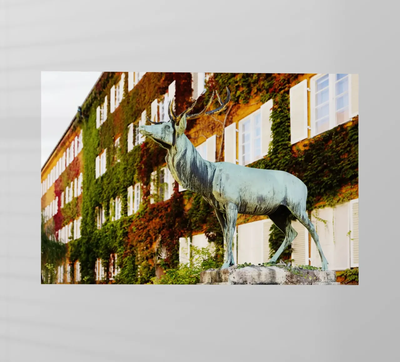 Statua del cervo nel quartiere Borstei di Monaco di Baviera pellicola backlit da Borstei München