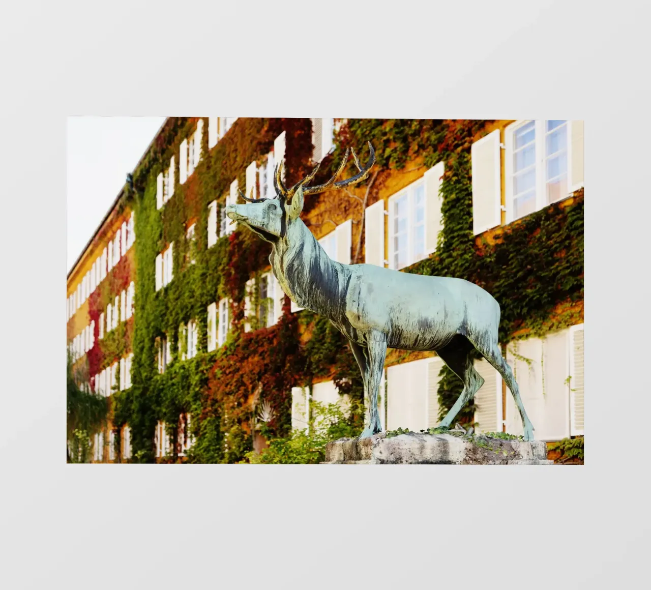 Statua del cervo nel quartiere Borstei di Monaco di Baviera pellicola backlit da Borstei München
