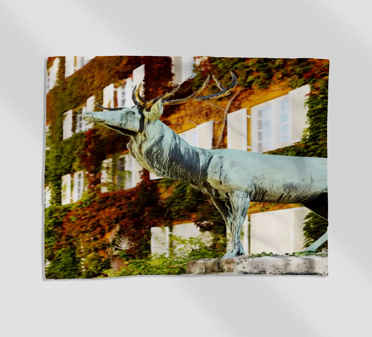 Statua del cervo nel quartiere Borstei di Monaco di Baviera telo mare da Borstei München