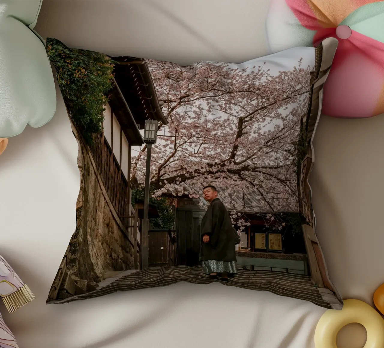 Scala dei ciliegi in fiore a Kyoto, Giappone cuscino da mbgraphx2
