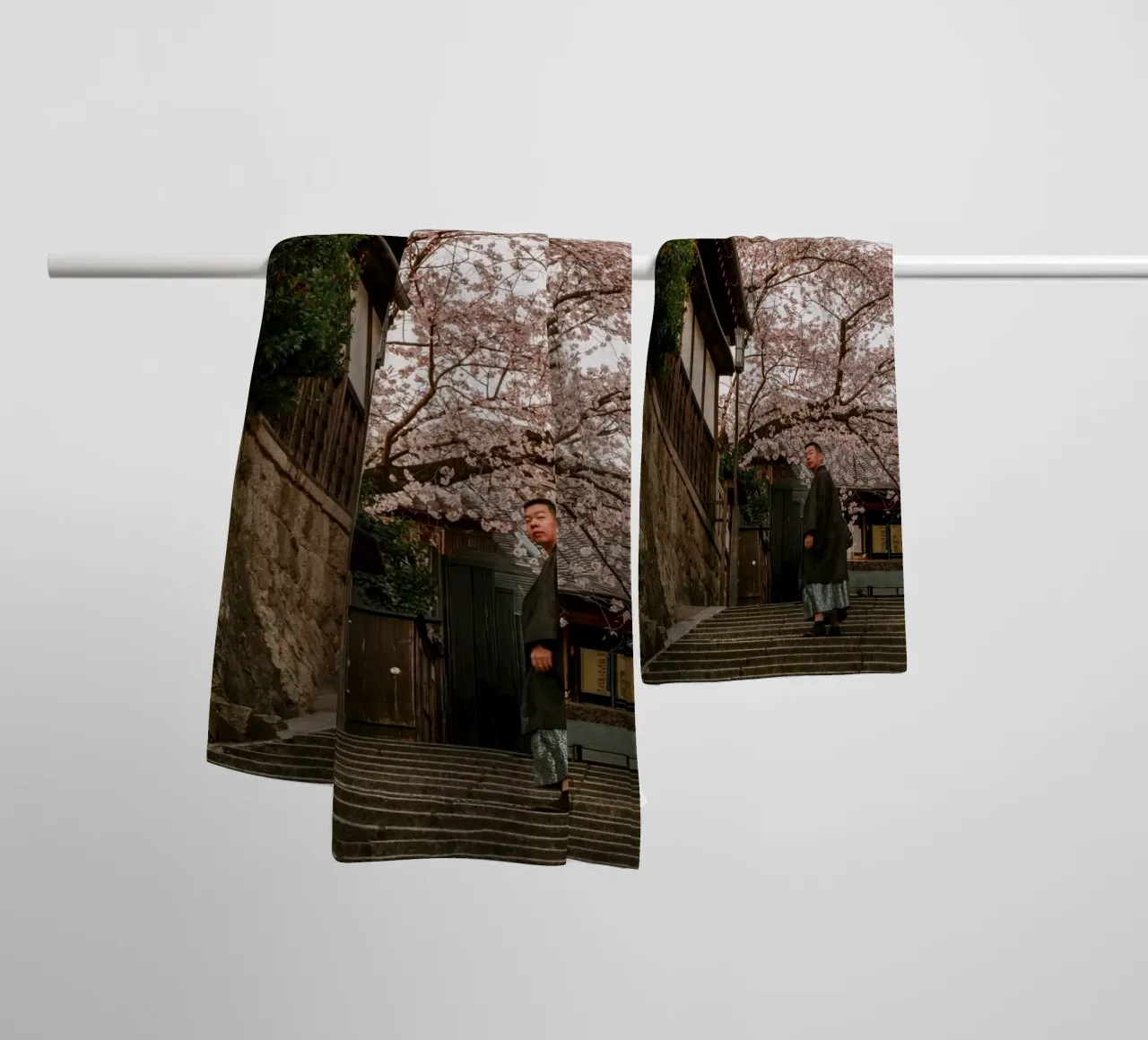 Scala dei ciliegi in fiore a Kyoto, Giappone asciugamano da bagno da mbgraphx2