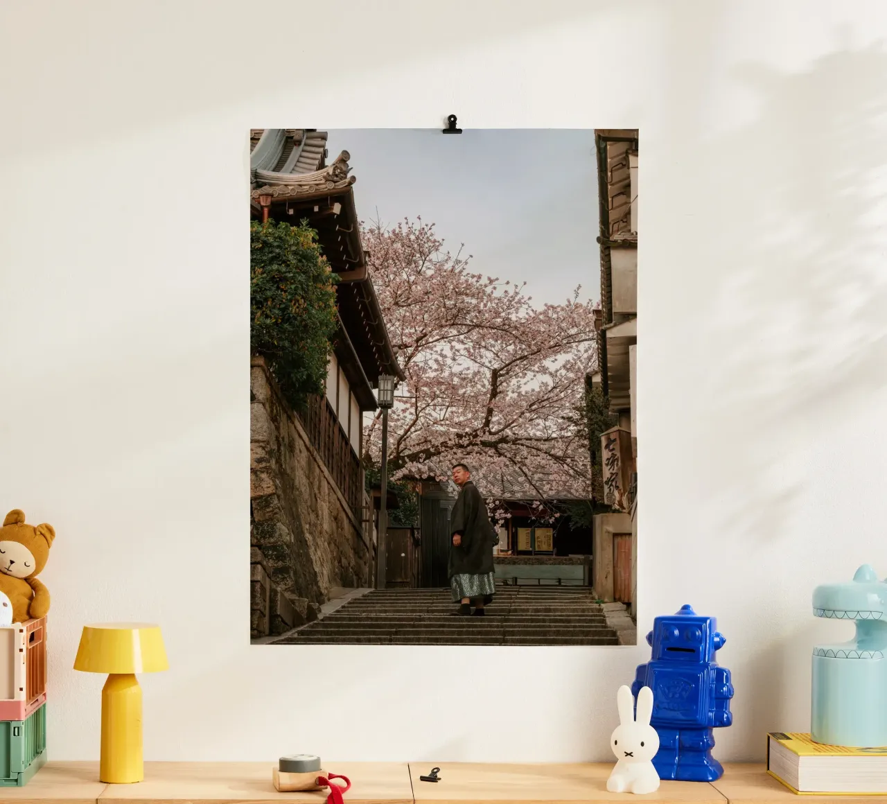 Scala dei ciliegi in fiore a Kyoto, Giappone poster da mbgraphx2