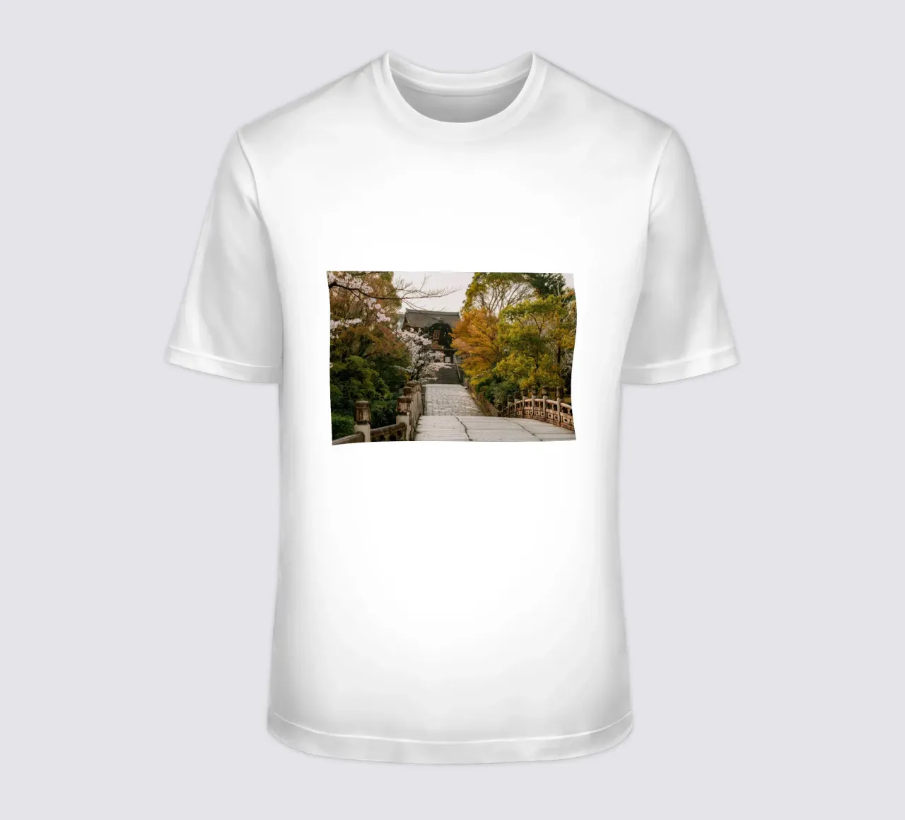Tempio giapponese dei ciliegi in fiore a Kyoto, Giappone t-shirt da mbgraphx2