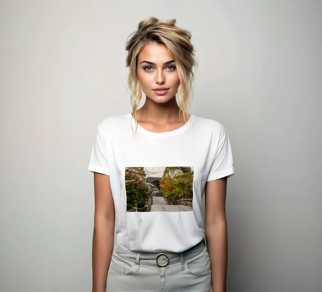 Tempio giapponese dei ciliegi in fiore a Kyoto, Giappone t-shirt da donna da mbgraphx2