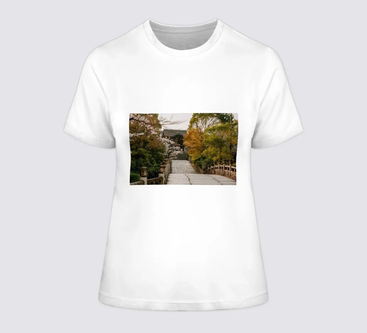 Tempio giapponese dei ciliegi in fiore a Kyoto, Giappone t-shirt da donna da mbgraphx2