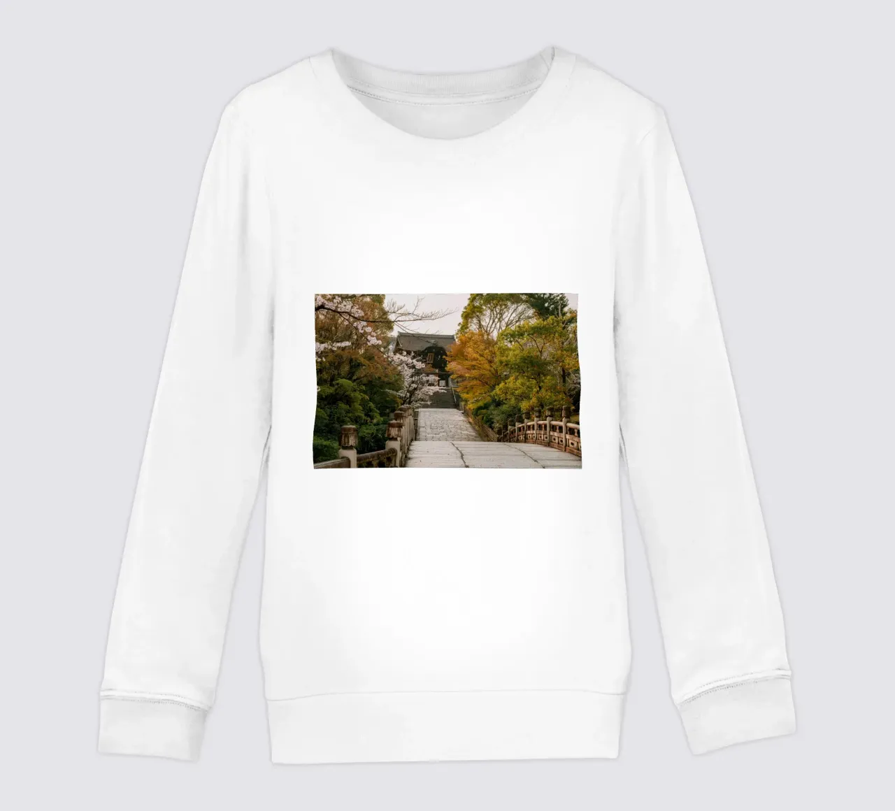 Tempio giapponese dei ciliegi in fiore a Kyoto, Giappone felpa bambino da mbgraphx2